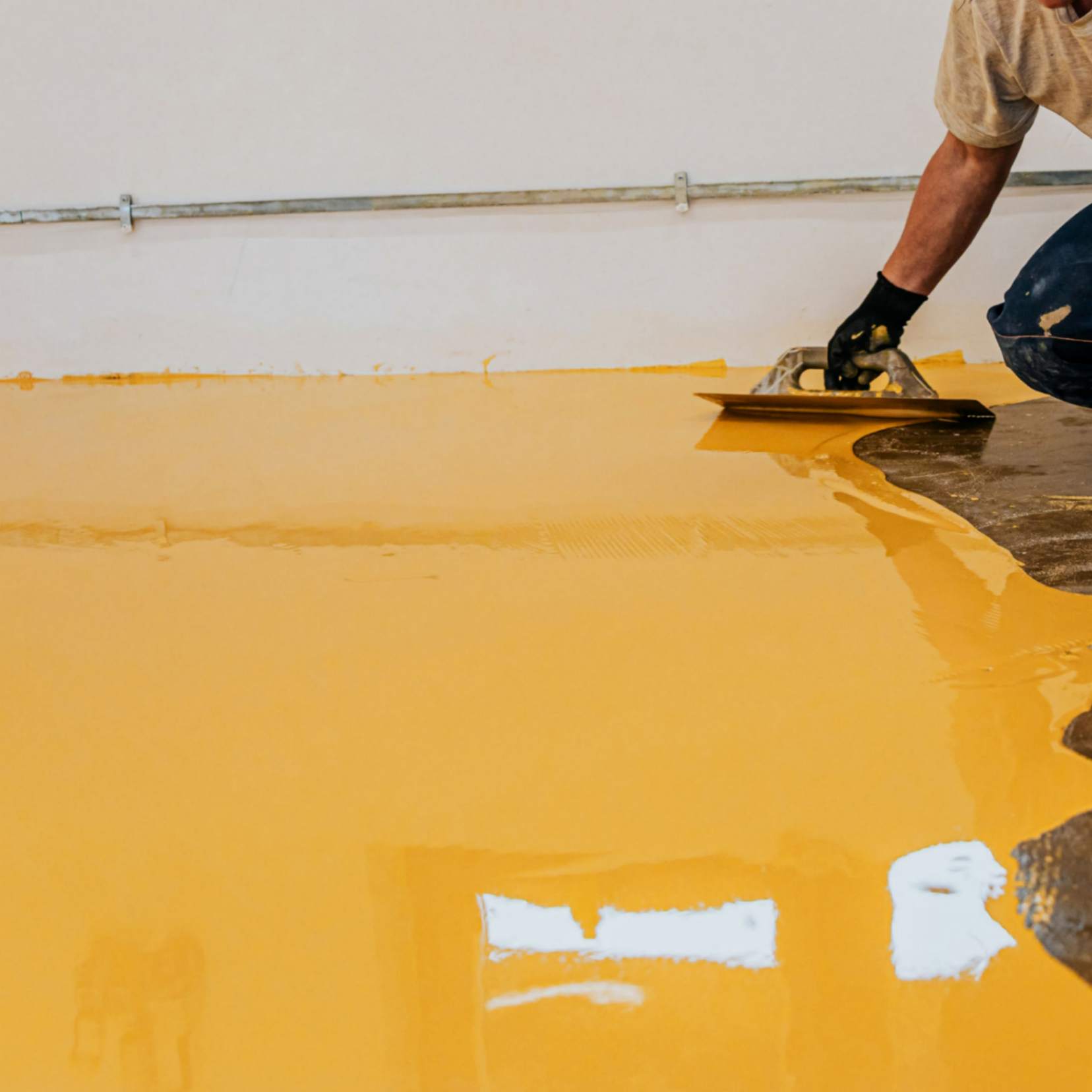 waterproof-concrete-floor-with-sealer-in-commercial-buildings